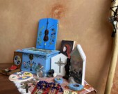 Un aperçu de différents objets que Laurence Côté utilise pour ses pratiques et rites spirituels. &mdash; PHOTO: Margaux Paz Paredes
