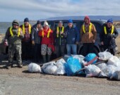 Les résidents de C.A.R.E.S. lors d'une opération de nettoyage de la plage à Chéticamp.  &mdash; PHOTO: de gracieuseté