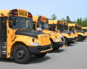 Une rangée d’autobus scolaire dans le stationnement de l’École secondaire Mosaïque.  &mdash; PHOTO: Jean-Philippe Giroux