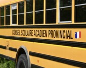 Un autobus du CSAP, avec le drapeau acadien.  &mdash; PHOTO: Jean-Philippe Giroux
