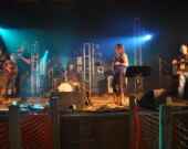 Le talent local au grand spectacle sous la tente. &mdash; PHOTO: Richard Landry