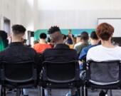 Le Programme pilote pour les étudiants dans les communautés francophones en situation minoritaire est reconduit pour une deuxième année, avec un plafond de 2970 personnes pour 2025-2026. C’est près de 600 personnes de plus que l’an dernier.  &mdash; Photo: Sam Balye – Unsplash