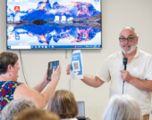 Ina Amirault (à gauche), résidente d'Argyle, prend une photo du code QR utilisé pour télécharger l'application FDNR, tenu par Gabriel Jones (à droite). &mdash; PHOTO: Shannon Nickerson