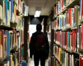 Un étudiant dans une bibliothèque.  &mdash; PHOTO: Redd Francisco - Unsplash