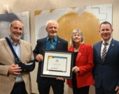Lucien Comeau est le récipiendaire du Certificat de mérite Léger-Comeau 2025. Un discours en son honneur a été prononcé lors du banquet annuel de la FANE. De gauche à droite: le député fédéral Chris d’Entremont, Lucien Comeau, la présidente de la FANE Denise Comeau Desautels et le député provincial Colton LeBlanc.  &mdash; PHOTO: Jean-Philippe Giroux