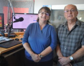 Lisa Doucette, directrice générale de CIFA, à gauche, et le technicien Émile Blinn ont expliqué le projet 12 pour 35. On prévoit de grandes célébrations pour le 40e anniversaire dans cinq ans.  &mdash; PHOTO: Richard Landry