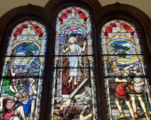 L'un des nombreux vitraux exposés dans l'église Saint-Michel.  &mdash; PHOTO: Shannon Nickerson