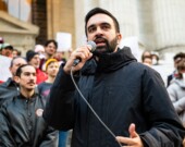 Zohran Mamdani lors du rassemblement « Resist Fascism » (Résistez au fascisme) à Bryant Park, le 27 octobre 2024.  &mdash; PHOTO: Bingjiefu He - Wikimedia Commons