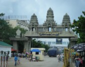 Poste frontalier cambodgien à Poipet, dans le nord-ouest du pays.  &mdash; PHOTO: gary4now; Wikimedia