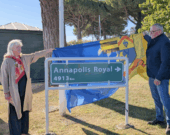 La maire d’Annapolis Royal, Anne Marie Boyer, et le maire de Royan, Patrick Marengo, lors du dévoilement d’une plaque routière indiquant la direction et la distance vers Annapolis Royal. &mdash; PHOTO: Richard Landry