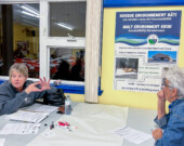 Pam Doucet, directrice du développement communautaire pour la Municipalité de Clare, est au kiosque consacré à l'environnement bâti, où les résidents pouvaient s'informer et donner leur avis sur ce secteur particulier. &mdash; PHOTO: Shannon Nickerson