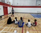 Coordonnateur du programme de loisirs Adrien Saulnier anime une séance d’initiation au pickleball.  &mdash; PHOTO: de gracieuseté - Adrien Saulnier