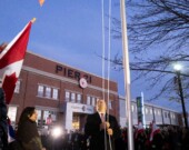 Wadih Fares, consul honoraire du Liban dans les provinces maritimes, hissant le drapeau libanais au Quai 21.  &mdash; PHOTO: Tarek Al Wazzi