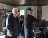 Le professeur Laurier Turgeon (à gauche) découvre La Vieille Maison de Meteghan en compagnie de Daniel Robichaud.  &mdash; PHOTO: Clint Bruce/Observatoire Nord/Sud