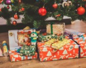 Des cadeaux sous le sapin de Noël. &mdash; PHOTO: Eugene Zhyvchik - Unsplash