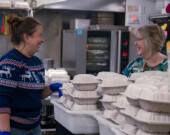 Amy Paradis (à gauche) organise des boites alimentaires avec un bénévole de Clare Share. &mdash; PHOTO: Shannon Nickerson