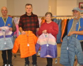 Le Conseil Sigogne des Chevalier de Colomb a offert 48 manteaux aux enfants de Clare distribués par les Papas Noël. Sur la photo, de gauche à droite, Ray Poulin, Grand Chevalier, Wayne Gaudet et Diane Bezanson des Papas Noël, et Ronnie Saulnier, député Grand Chevalier. &mdash; PHOTO: Richard Landry