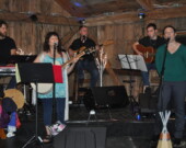 Collette Deveau avec ses musiciens Jacques Blinn, Simon Robichaud et Jean-Luc Comeau accompagnés de Vickie Deveau. &mdash; PHOTO: Richard Landry