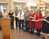 La coupe du ruban lançant les activités du 50e anniversaire de la Société historique avec les directeurs, de gauche à droite : Francine Comeau, Jocelyne Comeau, Murielle Comeau Péloquin, Jean LeBlanc, Alvina LeBlanc, Stanley Boudreau, Glenda Doucet-Boudreau (qui était secrétaire fondatrice qui a coupé le ruban), Suzanne Deveau et la présidente Elaine Thimot. &mdash; PHOTO: Richard Landry