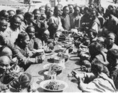 Restaurant de rue à Beijing, 1926. &mdash; PHOTO: Image dans le domaine public
