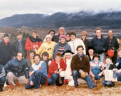 On aperçoit ici quelques comédiens et des membres de l’équipe technique lors du tournage du film Le Tapis de Grand-Pré en mars 1986 à Chéticamp. &mdash; Photo: Phil Comeau