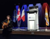 Lisa LeBlanc sur scène, la médaille accrochée au revers de sa veste. &mdash; PHOTO: Damien Dauphin