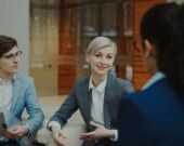 Un échange entre collègues de travail.  &mdash; PHOTO: Vitaly Gariev - Unsplash