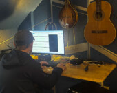 Jeff Deveau travaille sur son site web «The Mooring Post». 
 &mdash; PHOTO: Jeff Deveau