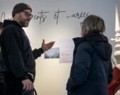 Le photographe Steve Caron discute avec un visiteur de la galerie au sujet de son exposition photographique.  &mdash; PHOTO: Shannon Nickerson