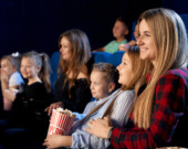 Des jeunes au cinéma.
 &mdash; PHOTO: serhii_bobyk - freepik