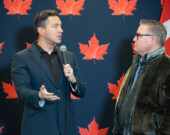 Le chef conservateur Pierre Poilievre a une discussion sur la politique de la pêche avec Cliff Smalls, ministre conservateur fantôme de la Pêche. &mdash; PHOTO: Shannon Nickerson