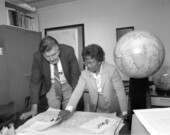 Gladys West et son collègue Sam Smith examinent des données issues du système de positionnement global (GPS), 1985. &mdash; PHOTO: Image dans le domaine public