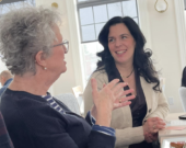 Susan et Cathy en grande conversation. &mdash; PHOTO: France Thériault