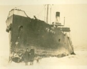 En janvier 1929, un navire norvégien appelé le S. S. Terne s'est échoué dans le golfe du Saint-Laurent, au large de la résidence de Johnny (à Frédéric/«Minou») Deveaux, à Cap LeMoine.  &mdash; PHOTO: Archives