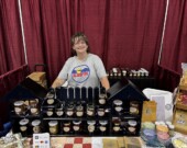 Lisa Doucette, propriétaire du P’tit dersoué, avec une gamme de produits qu’elle propose. &mdash; PHOTO: de gracieuseté - Lisa Doucette