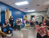 Kenneth Deveau s'approche de l’estrade pour féliciter l'Observatoire Nord-Sud à l'occasion de son dixième anniversaire. &mdash; PHOTO: Shannon Nickerson