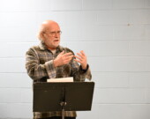 Paul-Émile Comeau, conférencier de cette soirée organisée par l’association du centre communautaire de la Rive-Sud (ACCRS) explique aux participants les origines du Mardi gras louisianais. &mdash; PHOTO: Nicolas Jean