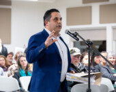 Dominique Hanna, résidente de Clare, a souligné plusieurs problèmes dans le document, allant de fautes d'orthographe à des questions politiques plus importantes. &mdash; PHOTO: Shannon Nickerson