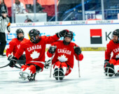 Ici, tu peux voir des joueurs de para-hockey en pleine action! Le joueur du milieu, c’est Shawn Burnett!  &mdash; Photo: Fournie