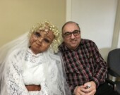 Feu Charles D. Roach, mieux connu sous le nom de «Charlie Dan», profitant d'une visite avec une belle Mi-Carême. &mdash; PHOTO: Archives
