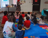 Mireille Messier animant une activité autour de son livre Le Bonnet magique. &mdash; PHOTO: Natalie Somerset.