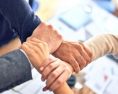 Les entreprises à impact misent sur la collaboration, entre autres, pour créer de la valeur au sein de leurs communautés.  &mdash; PHOTO: Kraken Images - Unsplash
