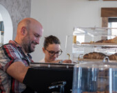 Timmy et Jennifer Saulnier travaillent ensemble pendant la première semaine d'ouverture du café. &mdash; PHOTO: Shannon Nickerson