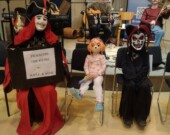 Les lauréats du Gala de la Mi-Carême. De gauche à droite: Paula LeBlanc (Meilleur costume de la Mi-Carême 2026), Claire Chiasson et Luiza Slayter (catégorie Enfants).  &mdash; Photo: Diane Bourgeois
