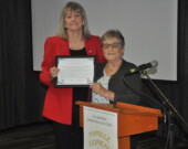 Le Certificat J.-Alphonse-Deveau a été présenté par la présidente, Elaine Thimot, à Denise Comeau Desautels, présidente de la Commission de développement de Bangor pour son travail dans la préservation du musée du Moulin de Bangor. &mdash; PHOTO: Richard Landry