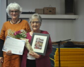 La nouvelle présidente, Jocelyne Comeau (à gauche), a présenté le Certificat J.-Alphonse-Deveau ainsi qu’un cadeau d’une peinture de feu June Deveau à la présidente sortante, Elaine Thimot. &mdash; PHOTO: Richard Landry