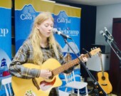 Adèle Deveaux, artiste en pleine ascension, a su captiver le public lors du 30e Radiothon de CKJM.  &mdash; Photo: Daniel Aucoin