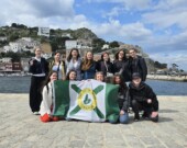 Des élèves de la CBHA posant en Grèce, arborant fièrement le drapeau du Cap-Breton! De gauche à droite: (au premier rang) Hannah Ross, Briley Romard, Meara Gibbon, Allie Aucoin et Ashton Hinkley, (au deuxième rang) Molly Chiasson, Mairinn Hart, Claire MacPherson, Skylar Shaw, Daniel MacKinnon, Samara MacKinnon et Aaron Fraser. &mdash; PHOTO: de gracieuseté