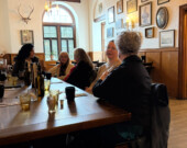Après le repas, les conversations se prolongent et on en profite pour placoter avec de nouvelles personnes.  &mdash; PHOTO: France Thériault