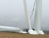 L'ancienne éolienne de Grand-Étang s'est renversée lors d'une violente tempête en 2017. &mdash; PHOTO: Archives